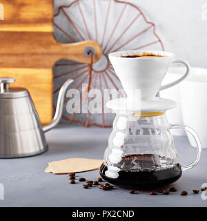 Verser sur le café avec une bouilloire et carafe en verre Banque D'Images