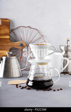 Verser sur le café avec une bouilloire et carafe en verre Banque D'Images