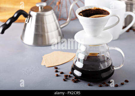 Verser sur le café avec une bouilloire et carafe en verre Banque D'Images