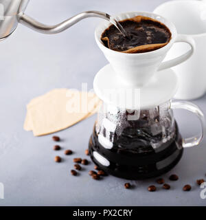 Verser sur le café avec une bouilloire et carafe en verre avec de l'eau chaude est versé Banque D'Images