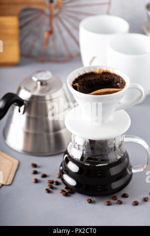 Verser sur le café avec une bouilloire et carafe en verre Banque D'Images