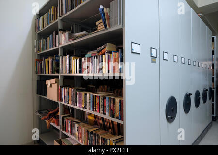 Le matériel roulant à l'Étalage Pile Bibliothèque Calouste Gulbenkian qui a été ouvert en 1932 et est considérée comme l'une des plus vastes bibliothèques arméniennes dans le Moyen-Orient au Patriarcat arménien composé dans quartier arménien vieille ville Jérusalem Israël Banque D'Images