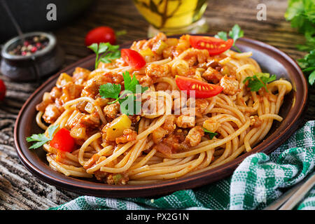 Spaghettis à la bolognaise pâtes avec sauce tomate, légumes et viandes hachées - santé maison pâtes Italiennes sur fond de bois rustique. Banque D'Images