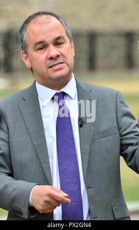 Paul Scully MP (Conservateur : Sutton et Cheam) interviewé sur College Green, Westminster, Juillet 2018 Banque D'Images