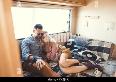 Couple hippie listening music sur vinyles à l'intérieur de valve Banque D'Images