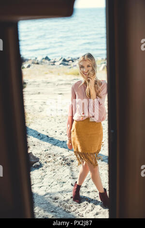 Belle fille hippie en plein air, vue depuis le camping-car Banque D'Images