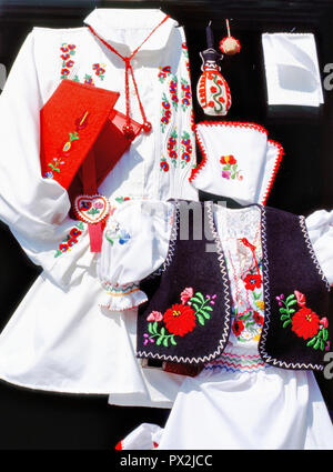 Budapest, Hongrie - Mai 05, 2015 : robes brodées traditionnelles hongroises dans la porte d'un magasin de souvenirs à Budapest Banque D'Images