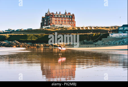 Headland Hotel sur la plage de Fistral, Newquay, Cornwall avec surfer hommes marchant sur la plage Banque D'Images