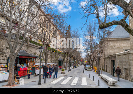 Calle Floridablanca dans le centre de la ville de San Lorenzo de El Escorial, près de Madrid, Espagne Banque D'Images