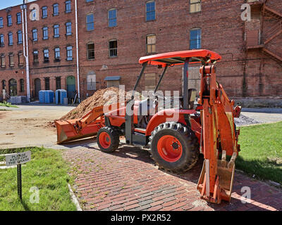 Kubota tracteur Orange TVH chargeuse avant avec équipement rétro sur un chantier de construction à Montgomery, Alabama, USA. Banque D'Images