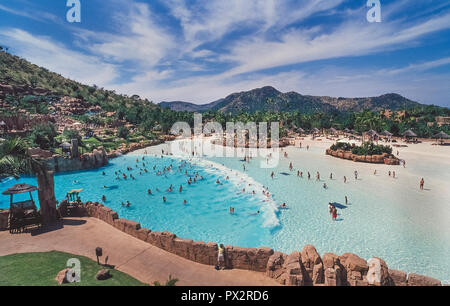 La vallée des vagues est une aire de jeux aquatiques pour tous les âges dans le monde-célèbre Sun City resort de vacances dans la province du nord-ouest de l'Afrique du Sud. Toutes les 90 secondes un haut mur d'eau turquoise de la lagune avec bodysurfers rugissant se précipite vers un atterrissage en douceur sur la plage de sable fin. Il y a aussi des tubes paresseux se déplace sur la rivière tranquille d'eau et les cheveux sur la colline plonge des toboggans. Banque D'Images