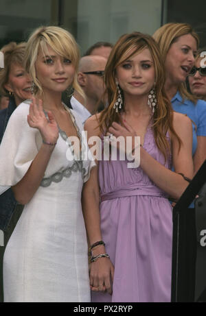 Ashley Olsen, Mary-Kate Olsen 04/29/04 MARY-Kate Olsen et Ashley Olsen honoré avec une étoile sur le Hollywood Walk of Fame @ Hollywood Blvd., Hollywood Photo de Kazumi Nakamoto/HNW / PictureLux 29 avril 2004 Dossier référence #  33686 HNWPLX 117 Banque D'Images