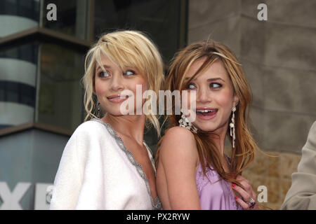 Ashley Olsen, Mary-Kate Olsen 04/29/04 MARY-Kate Olsen et Ashley Olsen honoré avec une étoile sur le Hollywood Walk of Fame @ Hollywood Blvd., Hollywood Photo de Kazumi Nakamoto/HNW / PictureLux 29 avril 2004 Dossier référence #  33686 HNWPLX 120 Banque D'Images