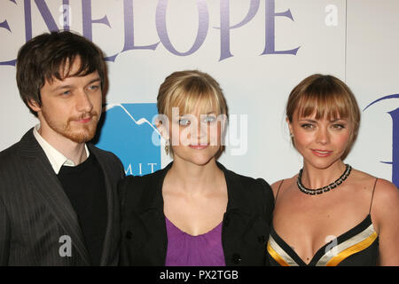 James McAvoy, Reese Witherspoon, Christina Ricci 02/20/08 'Penelope' Premiere @ Directors Guild of America, Hollywood Photo de Kuroda Ima/HNW / PictureLux 20 février 2008 Référence #  33686 Fichier 505HNWPLX Banque D'Images