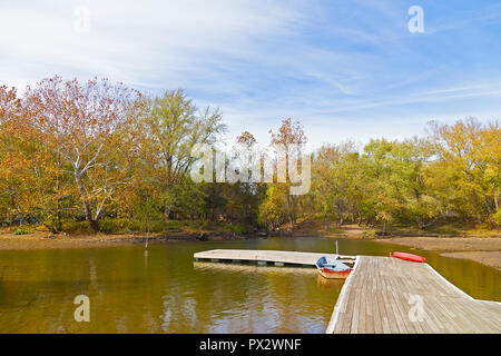 L'automne dans un parc le long de la C&O canal et rivière Potomac à Washington DC, USA. Jetée de bateaux pour les activités aquatiques sur la rivière. Banque D'Images