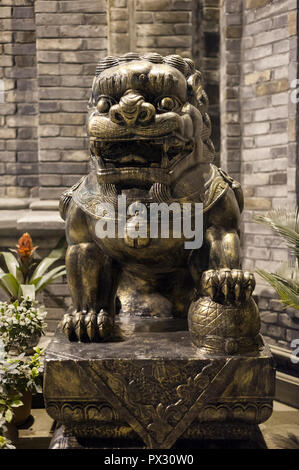 Lion statue en bronze dans la nuit dans une rue chinoise à Chengdu, Chine Banque D'Images