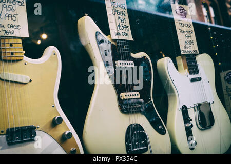 Hanks guitares acoustiques. Guitares anciennes dans la vitrine, Tin Pan Alley / Denmark Street, Londres, Angleterre. Vintage filtre appliqué Banque D'Images