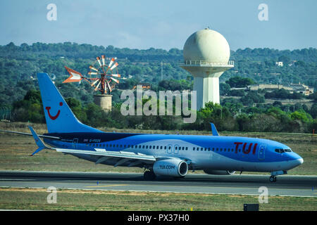 Avion TUI Boeing 737 avion de roulage sur piste avion TUI Palma de Majorque Espagne Europe avion sur piste Jetliner contrôle du trafic aérien Aéroport radar Banque D'Images