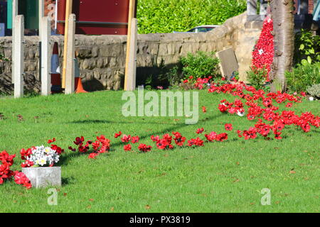 Un coquelicot afficher dans Allerton Bywater, prêt pour la célébration des 100 ans de l'Armistice Banque D'Images