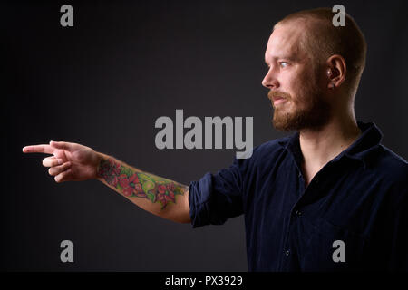 Portrait de l'homme contre l'arrière-plan gris studio Banque D'Images