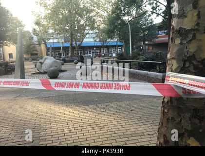 Police à la scène à Charlotte Despard Avenue, Battersea, sud-ouest de Londres, après qu'un homme nommé localement comme 46 ans, Ian Tomlin, est décédé le mercredi à la suite d'une bagarre de masse par la télévision fréquemment confrontés les revendeurs de drogue sur la succession. Banque D'Images