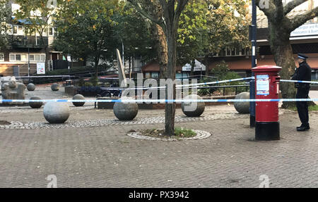 Police à la scène à Charlotte Despard Avenue, Battersea, sud-ouest de Londres, après qu'un homme nommé localement comme 46 ans, Ian Tomlin, est décédé le mercredi à la suite d'une bagarre de masse par la télévision fréquemment confrontés les revendeurs de drogue sur la succession. Banque D'Images