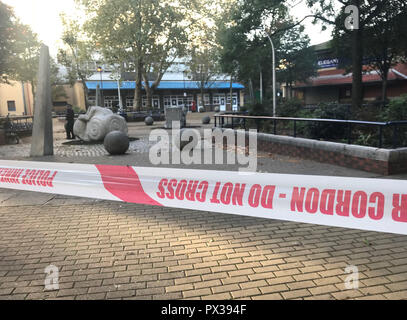 Police à la scène à Charlotte Despard Avenue, Battersea, sud-ouest de Londres, après qu'un homme nommé localement comme 46 ans, Ian Tomlin, est décédé le mercredi à la suite d'une bagarre de masse par la télévision fréquemment confrontés les revendeurs de drogue sur la succession. Banque D'Images