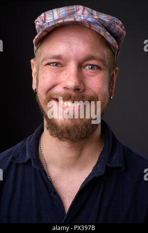 Portrait de l'homme contre l'arrière-plan gris studio Banque D'Images