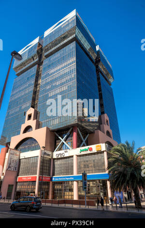 Vue de la façade moderne du centre commercial Amoreiras, icône de la capitale portugaise. Au sommet de l'édifice la 360 terrasse panoramique avec vue panoramique de Li Banque D'Images