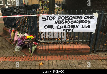 Tributs floraux et un panneau près de la scène à Charlotte Despard Avenue, Battersea, sud-ouest de Londres, après qu'un homme nommé localement comme 46 ans, Ian Tomlin, est décédé le mercredi à la suite d'une bagarre de masse par la télévision fréquemment confrontés les revendeurs de drogue sur la succession. Banque D'Images