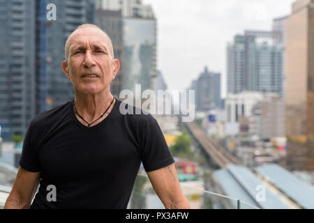 L'homme contre l'senior chauve sur la ville de Bangkok Thai Banque D'Images