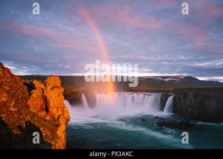 Waterfal Godafoss, Islande. Célèbre Attraction touristique. Paysage d'été avec un arc-en-ciel Banque D'Images