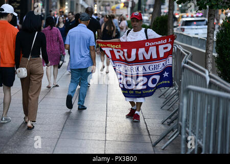 USA, New York, Donald Trump supporter avec des bannières pour la réélection d'atout pour le président en 2020 en face de Trump Tower à 5th Avenue , son slogan : TRUMP Keep America great ! / Befuerworter Wiederwahl Trump mit 2020 Plakat vor dem Trump Tower , sein slogan Keep America great ! Banque D'Images