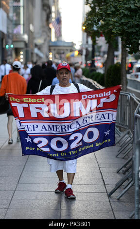 USA, New York, Donald Trump supporter avec des bannières pour la réélection d'atout pour le président en 2020 en face de Trump Tower à 5th Avenue , son slogan : TRUMP Keep America great ! / Befuerworter Wiederwahl Trump mit 2020 Plakat vor dem Trump Tower , sein slogan Keep America great ! Banque D'Images