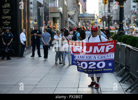 USA, New York, Donald Trump supporter avec des bannières pour la réélection d'atout pour le président en 2020 en face de Trump Tower à 5th Avenue , son slogan : TRUMP Keep America great ! / Befuerworter Wiederwahl Trump mit 2020 Plakat vor dem Trump Tower , sein slogan Keep America great ! Banque D'Images