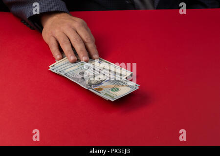 Selective focus,Man lot de centaines de dollars. Mains de près. La vénalité, corruption, pot-de-concept. Part le fait de donner de l'argent - United States Dol Banque D'Images