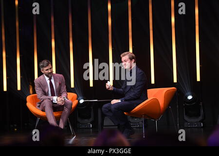 Berlin, Allemagne. 18 Oct, 2018. Nico Rosberg, ancien pilote de course German-Finnish, gestes 'Hommage à Bambi' au cours de l'événement-bénéfice avec Jochen Schropp présentateur sur scène à la centrale électrique de Berlin. Credit : Britta Pedersen/dpa/Alamy Live News Banque D'Images