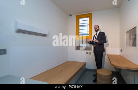 Dresde, Allemagne. 19 Oct, 2018. Sebastian Gemkow (CDU), Ministre de la Justice de la Saxe, est à une conférence de presse pour présenter les gridless prix prison dans la cellule, et s'adresse aux journalistes. La pièce sécurisée spécialement est destiné à l'hébergement des détenus qui sont à risque de suicide et qui, en même temps, constituer un danger pour fonctionnaires ou d'autres détenus. Credit : Monika Skolimowska/dpa-Zentralbild/dpa/Alamy Live News Banque D'Images