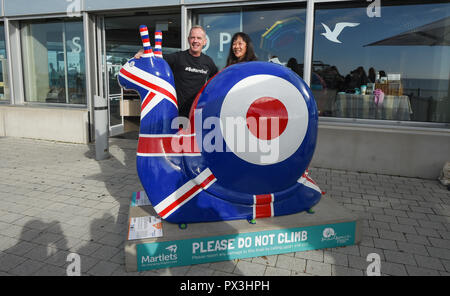 Brighton UK 19 octobre 2018 - Norman Cook aka Fatboy Slim est en train de changer son nom à Fatboy lent pour un jour avec l'artiste qui a créé l'Quadrosnailia Sussex Serena lors d'un 26 km à pied pour visiter toutes les sculptures de l'escargot géant autour de Brighton et Hove en un jour d'aider à recueillir des fonds pour l'hospice des Martlets . Il y a plus de 50 sculptures de l'escargot à visiter sur une distance de 26 milles sur la route de l'Art Snailspace BeMoreSnail # de collecte de jour Crédit : Simon Dack/Alamy Live News Banque D'Images