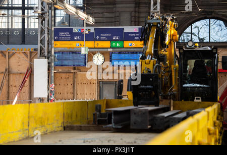 Francfort-sur-Main, Allemagne. 19 Oct, 2018. Accrocher des tableaux sur les plates-formes 10 et 11 à la gare centrale de Francfort, alors que d'importants travaux de rénovation et de modernisation. Du 8 septembre au 8 décembre 2018, la plate-forme de suivre 10/11 sera complètement renouvelé. Credit : Silas Stein/dpa/Alamy Live News Banque D'Images