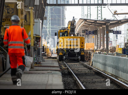 Francfort-sur-Main, Allemagne. 19 Oct, 2018. Un travailleur promenades le long du chantier de construction, alors que d'importants travaux de rénovation et de modernisation sur les plates-formes 10 et 11 dans la gare centrale de Francfort. Du 8 septembre au 8 décembre 2018, la plate-forme de suivre 10/11 sera complètement renouvelé. Credit : Silas Stein/dpa/Alamy Live News Banque D'Images