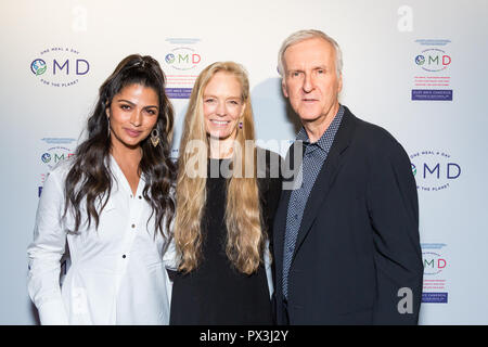 Los Angeles, USA. 18 octobre, 2018. Camila Alves (à gauche), Suzy Amis Cameron (au centre) et James Cameron (droite) assister au lancement de Suzy Amis Cameron's book 'OMD : le simple, les Programme pour enregistrer votre santé, enregistrez votre Waistline, et sauver la planète' animée par James Cameron dans Crossroads restaurant. Crédit : Vladimir M. Yazev/Alamy Live News. Banque D'Images