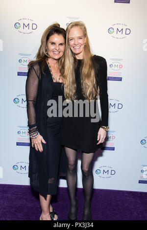 Los Angeles, USA. 18 octobre, 2018. Maria Shriver (à gauche) et Suzy Amis Cameron (droite) assister au lancement de Suzy Amis Cameron's book 'OMD : le simple, les Programme pour enregistrer votre santé, enregistrez votre Waistline, et sauver la planète' animée par James Cameron dans Crossroads restaurant. Crédit : Vladimir M. Yazev/Alamy Live News. Banque D'Images
