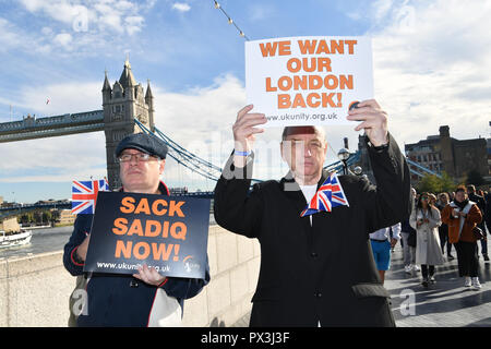 Londres, Royaume-Uni. 19 octobre, 2018. Anti-Mayor de Londres Sadiq Khan protester de blâmer le taux de criminalité sont plus élevés qu'à New York avec les attaques à l'acide, des attaques et des viols de cyclomoteurs aussi en flèche. Protecteurs aussi en parlant d'un lâche lui-même la police dans la voiture durant une attaque terroriste à l'extérieur de l'hôtel de ville, London, UK. 19 octobre 2018. Credit Photo : Alamy/Capital Live News Banque D'Images