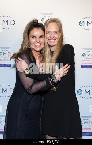 Los Angeles, USA. 18 octobre, 2018. Maria Shriver (à gauche) et Suzy Amis Cameron (droite) assister au lancement de Suzy Amis Cameron's book 'OMD : le simple, les Programme pour enregistrer votre santé, enregistrez votre Waistline, et sauver la planète' animée par James Cameron dans Crossroads restaurant. Crédit : Vladimir M. Yazev/Alamy Live News. Banque D'Images
