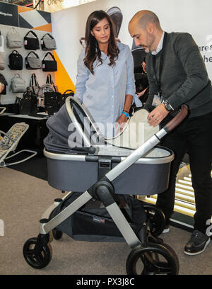 London Uk 19 octobre 2018 Tyla Carr ancien candidat à l'île d'amour de Surrey se rendant sur le modèle Baby Show à l'Olympia centre aujourd'hui, présentée comme ' Le premier événement shopping pour les nouveaux et futurs parents' avec la présence de le plus grand nom dans la rue pour le plus grand nom dans célébrités parents Crédit : Paul Quezada-Neiman/Alamy Live News Banque D'Images