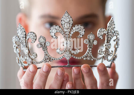 Londres, Royaume-Uni. 19 octobre 2018. Un modèle présente diamond tiara, Hübner, vers 1912, de fleur de lys, avec des diamants (USD350k-550k) de Charles X, roi de France. Dirigé par un groupe de bijoux ayant appartenu à Marie-antoinette, reine de France, la collection connue sous le nom de Royal Jewels la famille Bourbon-parme sera mis en vente chez Sotheby's, à Genève. Crédit : Stephen Chung/Alamy Live News Banque D'Images