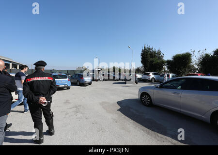 Aversa et San 45965, Mexique. 19 octobre 2018. Ce matin à l'aube, un jeune homme de Naples qui était juste 22 ans a été retrouvé mort dans une station d'essence près de la sortie de l'axe médian entre Palinuro et San 45965. 19 Oct, 2018. Crédit : Fabio Sasso/ZUMA/Alamy Fil Live News Banque D'Images