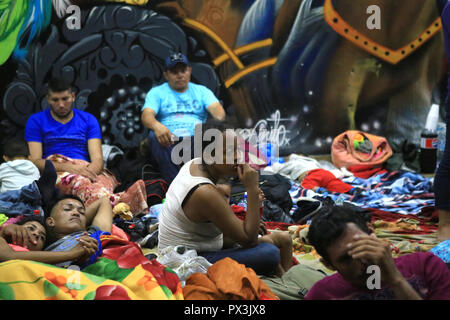 Tecun Uman, au Guatemala. 19 Oct, 2018. Les migrants en provenance du Honduras sont en attente dans un abri pour les réfugiés. Nous Président Trump menace la fermeture de la frontière avec le Mexique par ses forces armées après que des milliers de migrants en provenance d'Amérique latine se sont rendu aux USA. Au Guatemala, entre-temps, d'autres migrants en provenance du Honduras sont arrivés dans les centres pour réfugiés. Credit : Morena Perez Joachin/dpa/Alamy Live News Banque D'Images