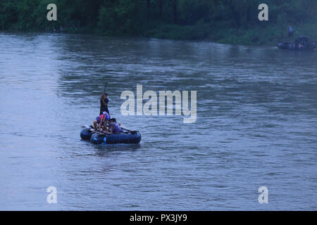 Tecun Uman, au Guatemala. 19 Oct, 2018. Les migrants en provenance du Honduras traverser une rivière avec un radeau. Nous Président Trump menace la fermeture de la frontière avec le Mexique par ses forces armées après que des milliers de migrants en provenance d'Amérique latine se sont rendu aux USA. Au Guatemala, entre-temps, d'autres migrants en provenance du Honduras sont arrivés dans les centres pour réfugiés. Credit : Morena Perez Joachin/dpa/Alamy Live News Banque D'Images